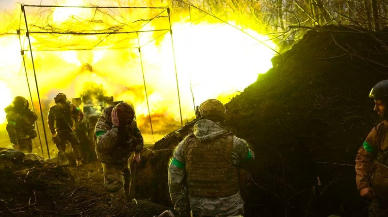 Dù thế nào đi nữa, hệ thống phòng thủ của Quân đội Ukraine tại Kurakhove dường như không thể tránh khỏi thất bại. Một khi quân Nga giải phóng được Berestki và Novoselidovka, họ sẽ thiết lập quyền kiểm soát hỏa lực trên các tuyến đường phía tây Kurakhove. Quân đội Ukraine hiện đang rút lui từng bước và với tình hình hiện tại, họ không đủ sức mạnh để giữ vững các tuyến phòng thủ ở khu vực này. Ảnh: Reuters.