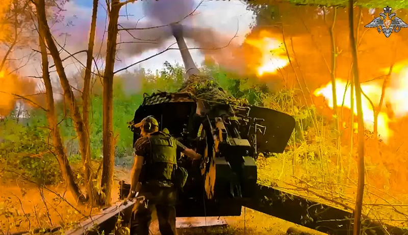 Lực lượng Ukraine không thể xác định được vị trí của đối phương, trong khi Quân đội Nga tiếp tục tiến công theo đúng các nguyên tắc nghệ thuật quân sự, thực hiện các hành động chiến đấu một cách thành thạo và giành được thế chủ động chiến lược. Ảnh: Bộ Quốc phòng Nga.