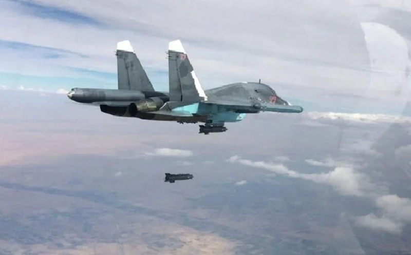 Đồng thời, Không quân Nga đã sử dụng bom hàng không FAB-1500 để tấn công các cứ điểm tạm thời của quân Ukraine. Một tòa nhà bị phá hủy hoàn toàn, chôn vùi ít nhất 80 binh sĩ Ukraine dưới đống đổ nát. Ảnh: Defense Express.