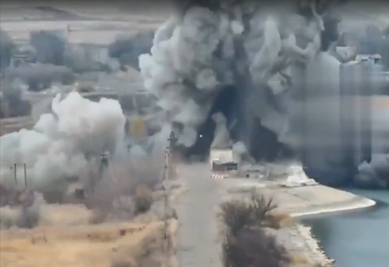 Trước đó, quân Ukraine đã phá hủy hồ chứa Kurakhovsky nhằm làm chậm bước tiến của quân Nga. Tuy nhiên, hành động này phản tác dụng khi các vị trí của Quân đội Ukraine bị ngập nước, khiến ít nhất 10 binh sĩ thiệt mạng. Ảnh chụp màn hình video.