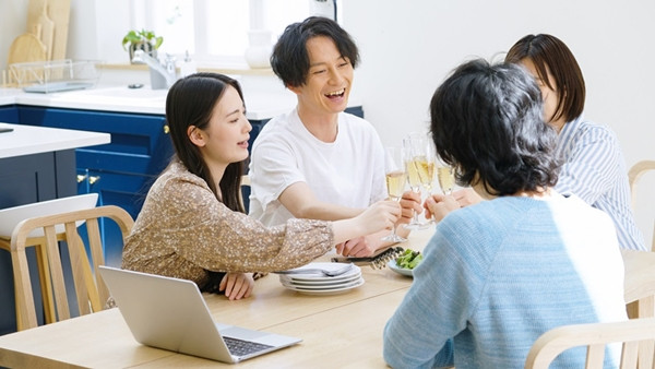 Ngày 19/10 vừa qua, một người phụ nữ Hàn Quốc tổ chức tiệc tân gia tại nhà, mời một cặp vợ chồng bạn thân đến tham dự. Nào ngờ, sự kiện tưởng chừng vui vẻ này lại trở thành cơn ác mộng khi sáng hôm sau, cô phát hiện chồng mình không chỉ ngoại tình mà bản thân cô còn là nạn nhân của hành vi quấy rối từ chồng của bạn thân. (Ảnh: Chinatimes, JTBC)