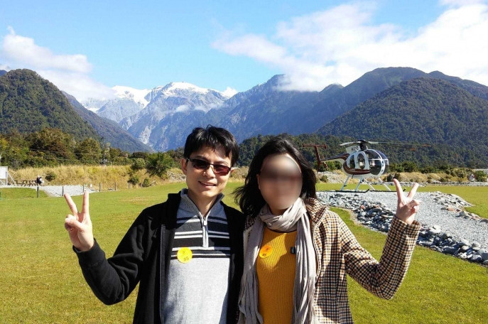 Dạ Dạ cho biết, trước khi kết hôn, cô Tiêu đã mắc bệnh tự miễn, khiến sụn trong cơ thể dần bị phá hủy, phải dùng thuốc để kiểm soát bệnh tình. Do sử dụng corticosteroid lâu dài, Tiêu không thể sinh con. Cô Tiêu từng có ý định từ bỏ kết hôn vì lý do này, nhưng Lý Vũ Thanh đã thề thốt rằng sẽ không bao giờ rời bỏ cô, hứa sẽ chăm sóc cô suốt đời. Nhờ lời hứa đó, cô Tiêu quyết định bước lên lễ đường. Nhưng những lời hứa đó chỉ còn là quá khứ khi Tiêu phải đối mặt với sự phản bội tàn nhẫn.