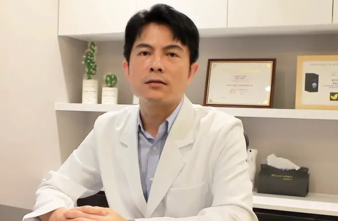 Qua điều tra của phóng viên, nam bác sĩ Lý Vũ Thanh tốt nghiệp khoa Y Đại học Quân y Quốc phòng, sau đó học tiếp tại trường Đại học Trung Y Dược và lấy bằng Thạc sĩ Quản lý Y tế. Khi còn là sinh viên, Lý Vũ Thanh quen biết cô Tiêu, khi đó mới 19 tuổi, thông qua các buổi giao lưu.