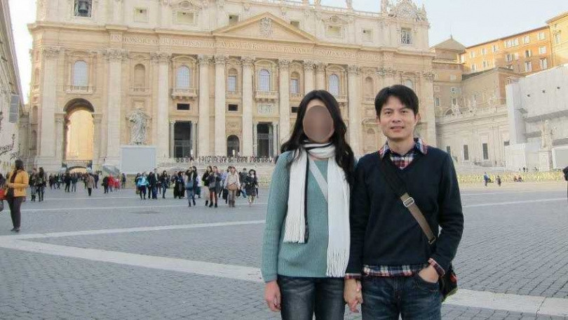 "Nghe đến bác sĩ, ai cũng có ấn tượng tốt về anh ta. Gia đình vợ cũng rất quan tâm đến Lý Vũ Thanh, thậm chí còn mua nhà cho họ", bạn thân của cô Tiêu là cô Dạ Dạ nhớ lại. Sau khi tốt nghiệp thạc sĩ, Lý Vũ Thanh đã vội vàng cầu hôn cô Tiêu, hai người kết hôn vào năm 2005 trong lời chúc phúc của gia đình và bạn bè. Gia đình cô Tiêu vì muốn cặp đôi có chỗ an cư lạc nghiệp nên đã giúp trả tiền đặt cọc mua một căn nhà ở Đài Trung, gần nơi làm việc của Lý. Tuy nhiên, cuộc hôn nhân ngọt ngào đó chỉ kéo dài vài năm trước khi có biến cố.