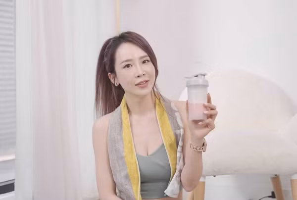 "Lý nói rằng anh ta không thể từ bỏ cả hai bên và cũng không muốn ly hôn, khiến tình trạng của cô Tiêu ngày càng tồi tệ hơn", Dạ Dạ kể lại. Khi biết chồng ngoại tình, cô Tiêu đã nhiều lần yêu cầu Lý chấm dứt mối quan hệ với Trần Mạn Linh, nhưng Lý luôn do dự, nói rằng Trần sẽ dọa tự tử nếu chia tay, không thể chấm dứt.