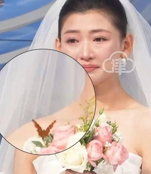 Có người thầm thì rằng, đó dường như là linh hồn của cha cô, quay về để chứng kiến con gái mình tìm được bến bờ của hạnh phúc.