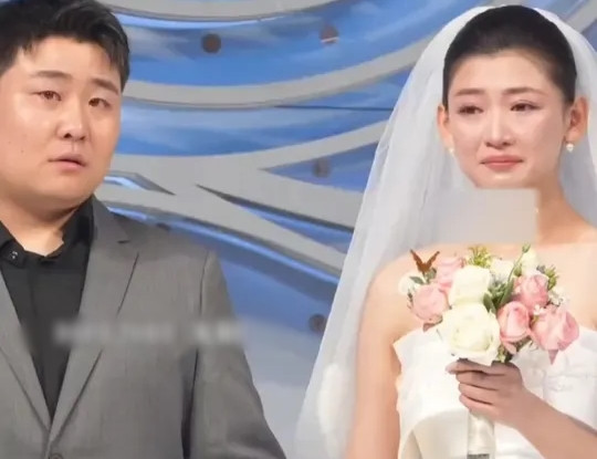 Chú bướm như thể hiểu được lời nói của cô dâu, chỉ im lặng đậu trên vai, nhẹ nhàng và bình yên chúc phúc. Đối với cô dâu, đó là dấu hiệu rằng cha mình vẫn luôn dõi theo, vẫn luôn hiện diện, trong giây phút thiêng liêng này, ông đang chúc phúc cho con gái bước vào một cuộc sống mới.