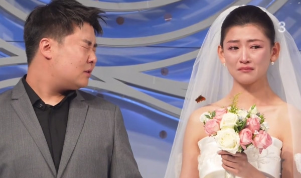 Trong tiếng nhạc nhẹ nhàng của buổi lễ, cô dâu nhìn chăm chú vào chú bướm nhỏ, đôi mắt dâng đầy nước. Giữa ngày hạnh phúc nhất đời mình, cô khẽ chạm vào chú bướm, như thể đang chạm vào ký ức thân thương từ thuở ấu thơ. Giọng cô run rẩy, nhưng đầy cảm xúc: "Bố ơi, con biết là bố đã đến. Bố yên tâm nhé, con đang sống rất tốt".