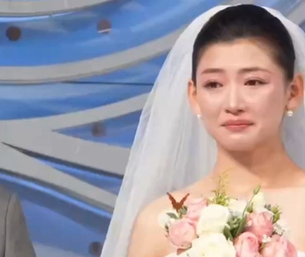 Cô dâu sau đó nghẹn ngào khi chia sẻ rằng, trong khoảnh khắc ấy, cô tin rằng chú bướm không chỉ là vô tình lạc lối mà là hiện thân của người cha đã mất, người đã hứa sẽ luôn bên cô.