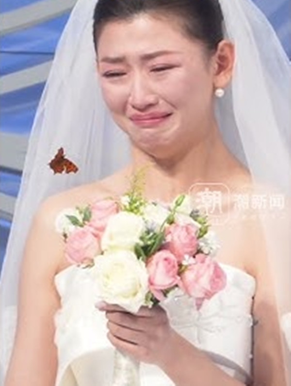 Trong lòng cô ngập tràn sự thanh thản và an yên. Cô dâu cũng khẳng định rằng, dù ở đâu, cha vẫn luôn dõi theo và bảo vệ cô trong mỗi bước đi, luôn ở đó, như một lời thì thầm yêu thương từ thiên đàng.