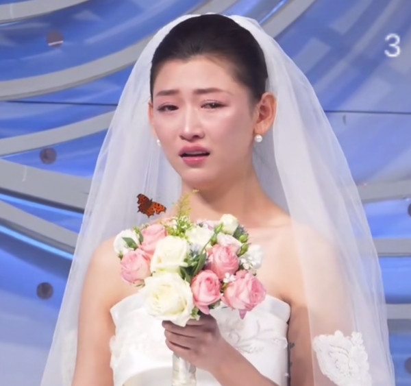 Một chú bướm nhẹ nhàng bay đến, lượn quanh cô dâu như muốn trao gửi điều gì đó. Cuối cùng, nó đậu xuống vai cô dâu. Ngay sau đó, mắt cô dâu ướt đẫm lệ, khóc nghẹn nói: "Bố thực sự đến thăm con rồi!".