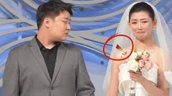 Bạn bè và gia đình có mặt tại hôn lễ không ai kìm được xúc động. Họ nhìn cô với ánh mắt đầy sự đồng cảm và thương mến, cùng với niềm tin rằng, dù đã rời xa thế giới này, người cha vẫn gửi đến con gái mình một lời chúc hạnh phúc thông qua cánh bướm kỳ diệu kia.