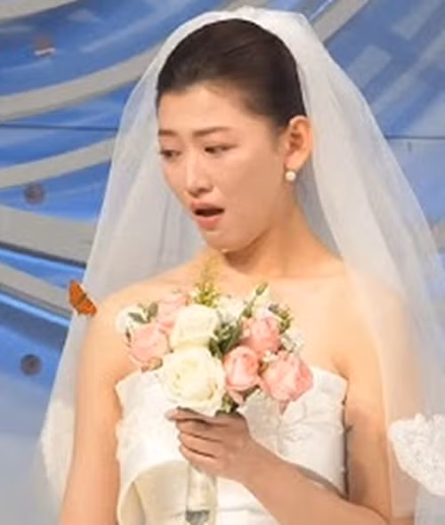 Sau khi hôn lễ kết thúc, cô gái nâng niu chú bướm và thả nó bay lên bầu trời xanh thẳm. Cô đứng lặng nhìn theo, thấy hình ảnh nhỏ bé ấy dần tan vào khoảng không bao la.