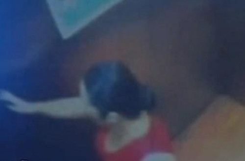 Sau một tuần, tiền trong ngăn kéo của cô lại bị mất tiếp. Lần này, bác sĩ Kim đã nhớ lại và phát hiện ra rằng trong 4 năm qua, tiền của cô thường bị mất vào mỗi thứ Năm. Tuy nhiên, vì số tiền mất mỗi lần không nhiều nên cô không quan tâm lắm, chỉ cho rằng mình đã tiêu mà không nhớ. Sau khi tính toán lại, cô Kim phát hiện tổng số tiền mất trong 4 năm qua là rất lớn nên đã vội vàng đến đồn cảnh sát báo cáo. Trong ảnh là người giúp việc bị phát hiện.