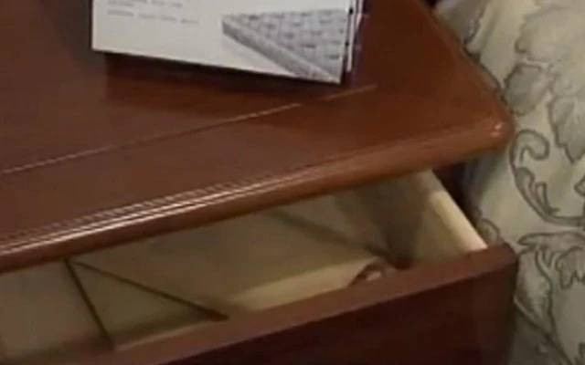 Cảnh sát bắt đầu điều tra và người bị nghi ngờ hàng đầu là chồng của bác sĩ Kim. Họ cho rằng kẻ trộm phải là người gần gũi và biết thói quen của nạn nhân trong việc giữ tiền trong ngăn kéo. Ngoài ra, bác sĩ Kim cũng chia sẻ với cảnh sát rằng chồng cô thường xuyên giao dịch chứng khoán bên cạnh công việc chính, có thể là anh đã lén lút lấy tiền để đầu tư. Trong ảnh là chiếc tủ nơi bác sĩ Kim để tiền.