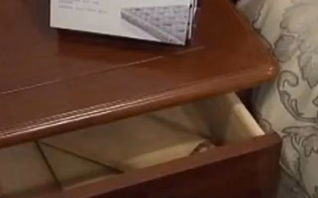 Cảnh sát bắt đầu điều tra và người bị nghi ngờ hàng đầu là chồng của bác sĩ Kim. Họ cho rằng kẻ trộm phải là người gần gũi và biết thói quen của nạn nhân trong việc giữ tiền trong ngăn kéo. Ngoài ra, bác sĩ Kim cũng chia sẻ với cảnh sát rằng chồng cô thường xuyên giao dịch chứng khoán bên cạnh công việc chính, có thể là anh đã lén lút lấy tiền để đầu tư. Trong ảnh là chiếc tủ nơi bác sĩ Kim để tiền.