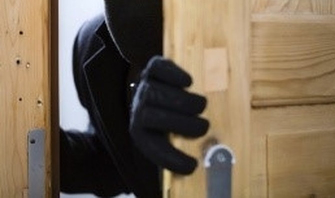 Trong khi cảnh sát thu thập thông tin từ hệ thống camera an ninh xung quanh căn hộ của bác sĩ Kim để tìm manh mối, họ đã phát hiện ra một điều bất ngờ. Khi xem lại hình ảnh trong thang máy, bác sĩ Kim nhận ra người phụ nữ mặc áo đỏ đứng trong thang máy chính là người giúp việc cũ của gia đình cô, người đã nghỉ việc từ 5 năm trước.