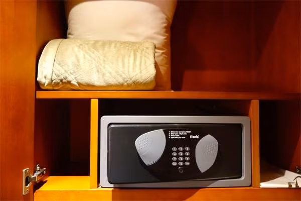 Cô Kim rất bối rối vì không hiểu 1.000 NDT (khoảng 3,6 triệu đồng) đã biến mất đi đâu. Cô liên lạc với chồng và nhận được lời khẳng định rằng anh không hề động đến tiền của cô. Điều này khiến cô càng bối rối hơn và không thể gạt bỏ sự nghi ngờ trong lòng. Cô quyết định để tiền ở nguyên vị trí đó và lên kế hoạch bắt kẻ trộm.