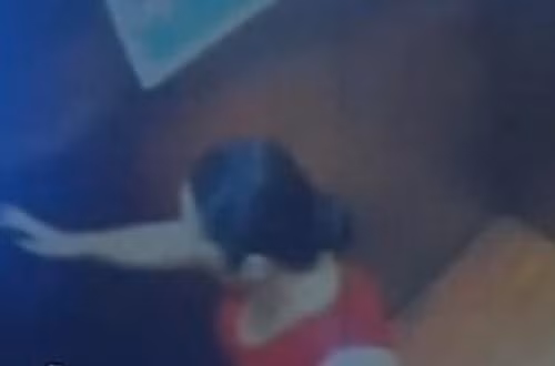 Sau một tuần, tiền trong ngăn kéo của cô lại bị mất tiếp. Lần này, bác sĩ Kim đã nhớ lại và phát hiện ra rằng trong 4 năm qua, tiền của cô thường bị mất vào mỗi thứ Năm. Tuy nhiên, vì số tiền mất mỗi lần không nhiều nên cô không quan tâm lắm, chỉ cho rằng mình đã tiêu mà không nhớ. Sau khi tính toán lại, cô Kim phát hiện tổng số tiền mất trong 4 năm qua là rất lớn nên đã vội vàng đến đồn cảnh sát báo cáo. Trong ảnh là người giúp việc bị phát hiện.