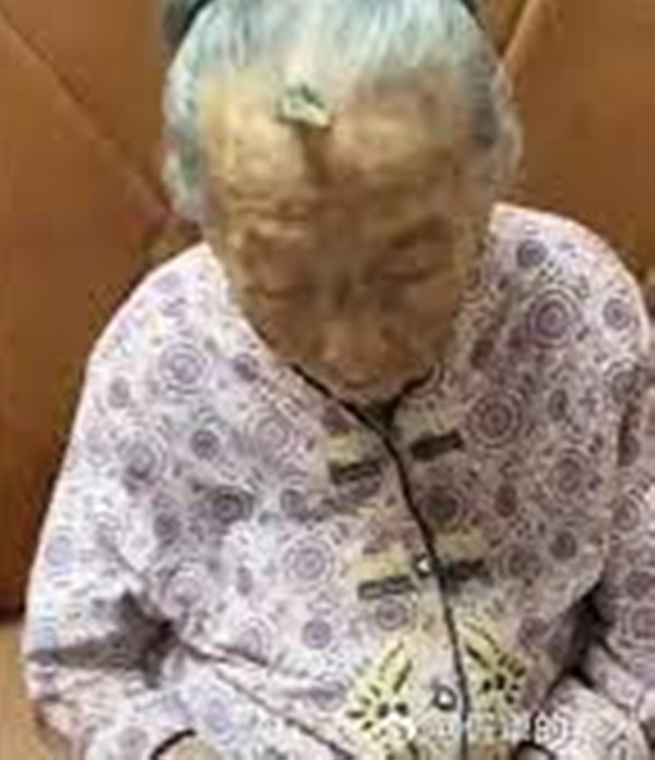 Khi tin đồn về bà Trần lan truyền, nhiều người từ xa cũng đến Phổ Ninh để tận mắt nhìn thấy bà lão hơn trăm tuổi mọc sừng. Có người cho rằng đây là chiếc sừng "trường thọ", gọi bà Trần là "bà cụ kỳ lân". Tuy nhiên cũng có người cho rằng đây là điềm xấu, chẳng khác nào "sừng quỷ".