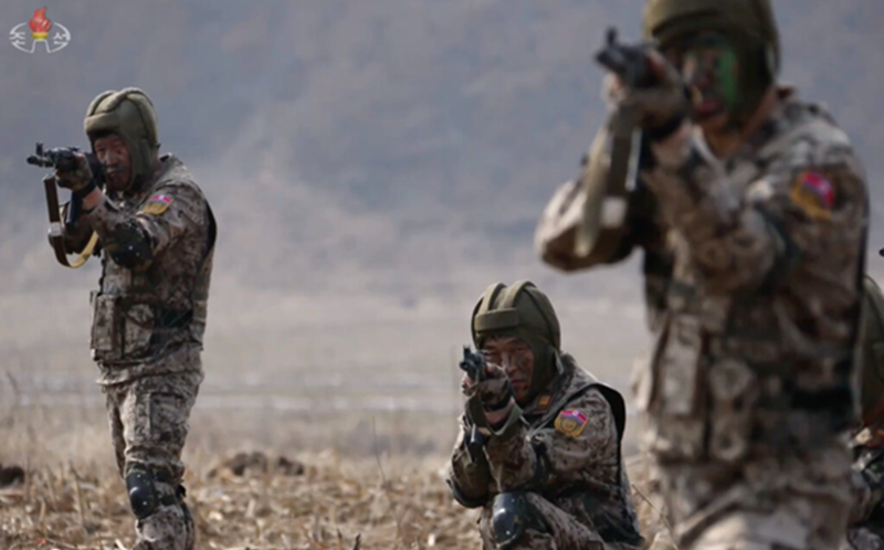 Trong quá trình chiếm hai ngôi làng này, Quân đội Nga đã sử dụng lực lượng đông đảo để tấn công. Ngoài ra, các binh sĩ Triều Tiên cũng đang tham gia chiến đấu tại hai ngôi làng này. Bất kể thương vong, việc chiếm được hai ngôi làng này là một bước đột phá quan trọng đối với Quân đội Nga. Ảnh: KCTV.