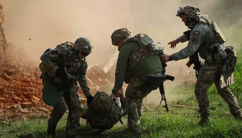 Hiện tại, vùng ngoại ô phía bắc của Russkoye Porechye vẫn là khu vực tranh chấp và đang được quân Nga dọn sạch, trong khi vùng ngoại ô phía nam của Cherkassy Porechye cũng trong tình trạng tương tự. Ảnh: Reuters.