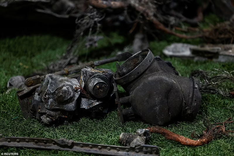 Điều này chẳng khác nào một gáo nước lạnh dội vào hệ thống phòng không của NATO. Trước loại “siêu vũ khí” như vậy, các quốc gia thành viên NATO đang chịu áp lực chưa từng có. Vì vậy, phía Ukraine đang nhanh chóng thu hồi các mảnh vỡ của tên lửa này để đem về nghiên cứu phân tích thêm. Ảnh: Reuters.