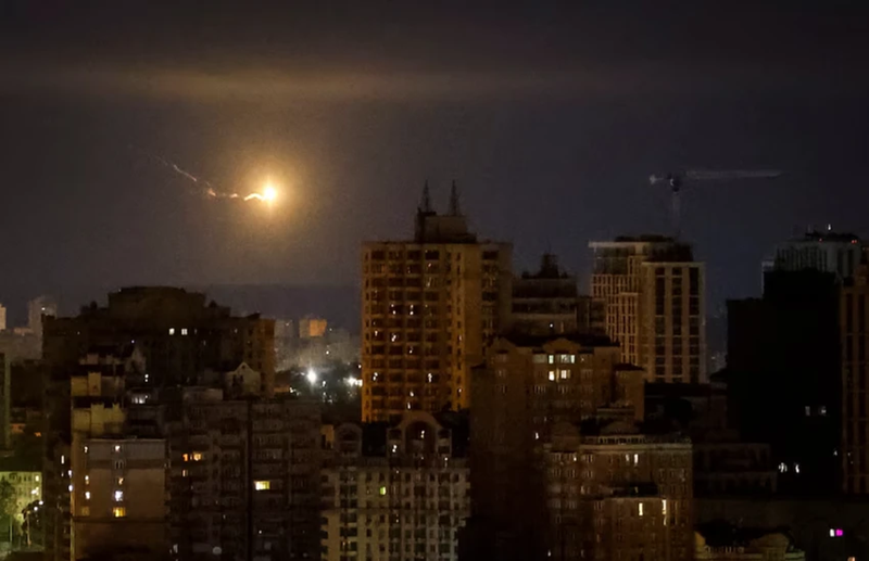 Trước sức ép ngày càng gia tăng từ phía quân Nga, Tổng thống Ukraine Volodymyr Zelensky công khai cho biết quân Nga đã phóng khoảng 90 máy bay không người lái và nhiều loại tên lửa khác nhau vào lãnh thổ Ukraine. Ảnh: Reuters.