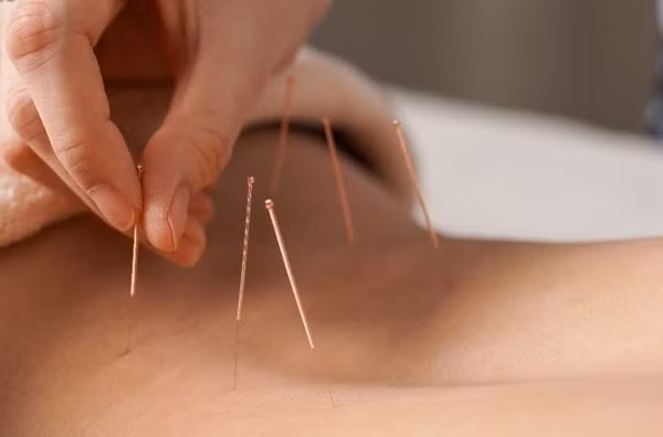 Vụ việc gây chấn động dư luận vừa xảy ra tại Thượng Hải, Trung Quốc, một nữ bệnh nhân họ Triệu tố cáo bác sĩ điều trị tại một phòng khám y học cổ truyền ở khu Mẫn Hàng xâm hại tình dục. Lời tố cáo đã gây ra làn sóng phẫn nộ trong cộng đồng và đặt ra nhiều câu hỏi về đạo đức nghề nghiệp trong ngành y tế. (Ảnh: Sina, minh họa)