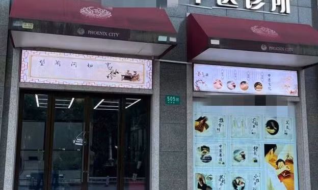 Sau khi sự việc xảy ra, cô Triệu vô cùng hoảng loạn và đau đớn. Ngày hôm sau, cô quyết định đến đồn cảnh sát trình báo vụ việc.