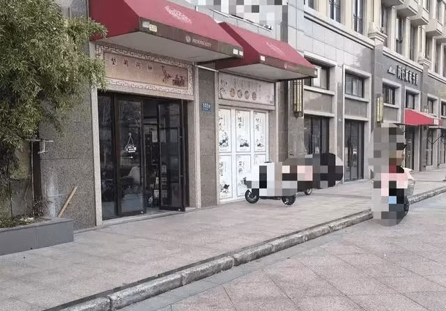 Theo lời kể của cô Triệu, bác sĩ đã viện cớ cô bị viêm nhiễm vùng kín, cần phải đưa thuốc vào âm đạo để điều trị. Trong lúc nằm trên giường bệnh, cô Triệu không ngờ bác sĩ đã cởi bỏ quần áo của cô và thực hiện hành vi xâm hại tình dục. Cô Triệu cho biết lúc đó cô đang nhìn lên trần nhà nên không kịp phản ứng.