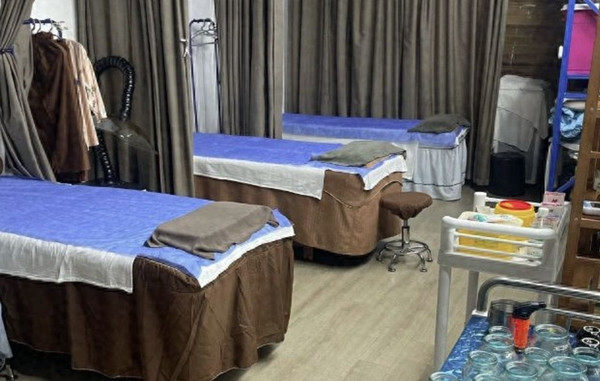 Cô Triệu cho biết cô đã đến phòng khám này để điều trị sức khỏe theo lời giới thiệu của bạn bè. Trong suốt 10 lần điều trị bằng phương pháp châm cứu trước đó, cô hoàn toàn tin tưởng vào bác sĩ và không hề gặp bất kỳ vấn đề gì. Tuy nhiên, trong lần điều trị gần đây nhất cách đây vài ngày, sự việc đáng sợ đã xảy ra.