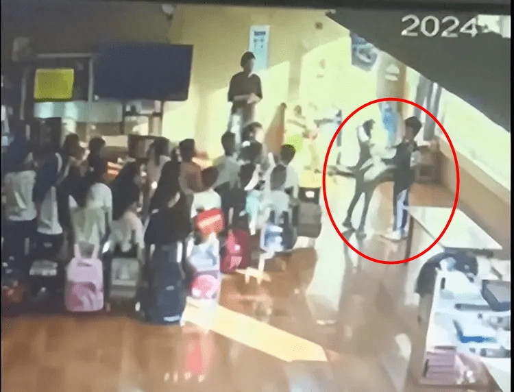 Những đứa trẻ dường như bị áp lực bởi sự hiện diện của giáo viên mầm non, có vẻ sợ hãi nhưng vẫn tuân theo mệnh lệnh một cách máy móc, tạo nên một cảnh tượng gây hoang mang. Cậu bé bị đánh không hề phản kháng, chỉ đứng yên chịu đựng những cái tát liên tiếp.