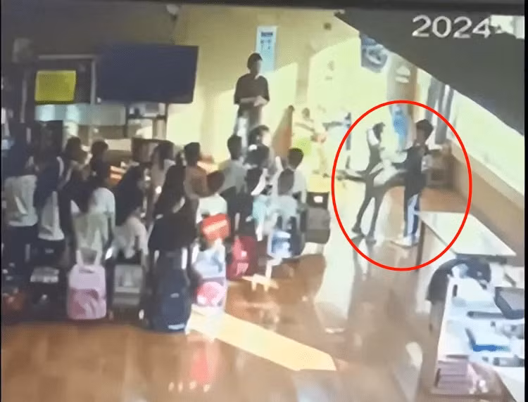 Những đứa trẻ dường như bị áp lực bởi sự hiện diện của giáo viên mầm non, có vẻ sợ hãi nhưng vẫn tuân theo mệnh lệnh một cách máy móc, tạo nên một cảnh tượng gây hoang mang. Cậu bé bị đánh không hề phản kháng, chỉ đứng yên chịu đựng những cái tát liên tiếp.