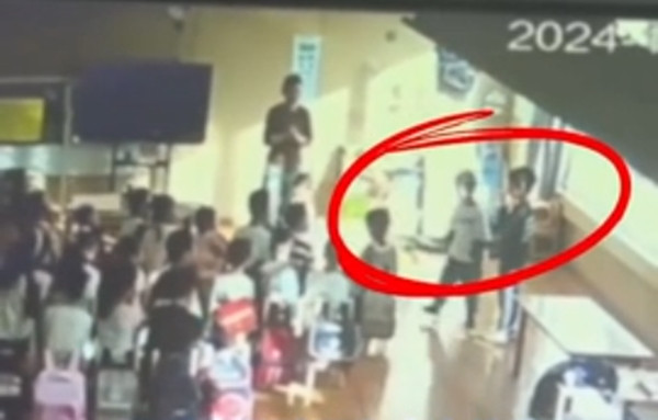 Phụ huynh của bé trai, người cung cấp đoạn video cho báo chí, cho biết con trai mình đã tổn thương về thể chất và tinh thần nghiêm trọng. Gia đình bày tỏ sự phẫn nộ trước hành động của giáo viên và sự thiếu trách nhiệm của nhà trường trong việc giải quyết vấn đề. Theo gia đình, nhà trường đã cố gắng né tránh trách nhiệm và chỉ đưa ra những lời hứa hẹn bồi thường thiếu thuyết phục.