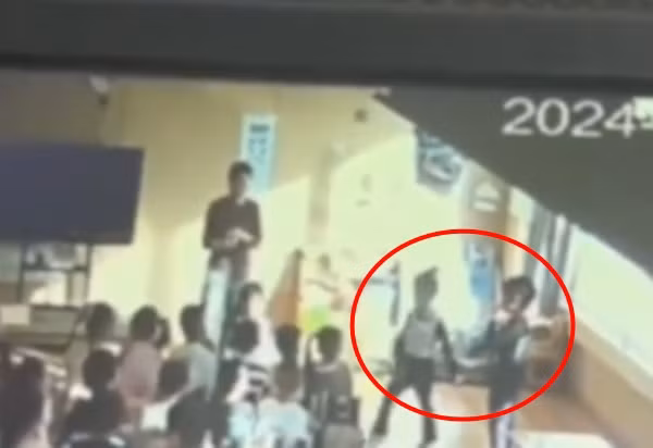 Việc sử dụng bạo lực để giải quyết vấn đề, đặc biệt là trong môi trường giáo dục dành cho trẻ nhỏ, là một hành vi sai trái và gây ra những hậu quả nghiêm trọng về mặt tâm lý cho cả nạn nhân và những người chứng kiến. Hành vi xúi giục học sinh đánh bạn là một hành vi vi phạm đạo đức nghề nghiệp nghiêm trọng và cần phải bị lên án mạnh mẽ.