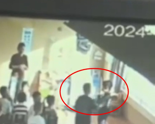 Liệu nhà trường có những biện pháp cụ thể nào để ngăn chặn những vụ việc tương tự xảy ra trong tương lai? Và quan trọng hơn, liệu xã hội có đang tạo ra một môi trường giáo dục an toàn và lành mạnh cho trẻ em hay không?