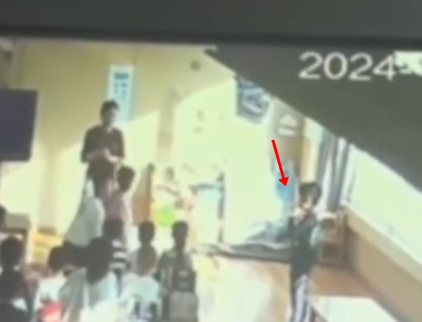 Phản hồi từ phía nhà trường sau đó cũng gây chú ý. Đầu tiên, nhà trường thừa nhận sự việc đã xảy ra và cho biết giáo viên liên quan đã bị sa thải. Đồng thời, nhà trường cũng đề nghị được hỗ trợ tư vấn tâm lý và bồi thường cho cậu bé, giảm toàn bộ học phí. Tuy nhiên, phía phụ huynh của cậu bé không hợp tác, cố tình làm ầm ĩ để đòi bồi thường.