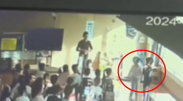 Quan điểm này ngay lập tức vấp phải sự phản đối dữ dội từ dư luận. Hầu hết mọi người đều cho rằng hành động "dùng bạo lực để trả đũa bạo lực" của giáo viên là hoàn toàn không thể chấp nhận được.