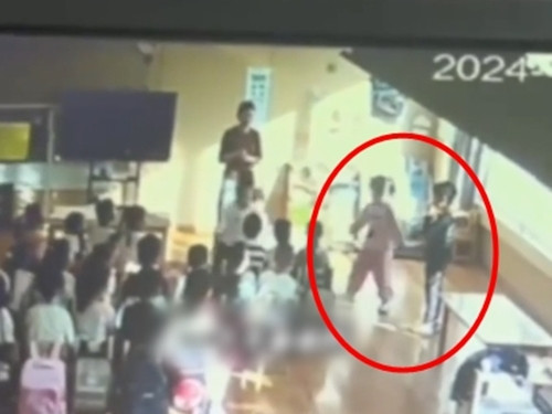 Bên cạnh đó, cậu bé bị đánh chính là người đã đã có hành vi bạo lực và bắt nạt trước đó với hai học sinh khuyết tật, bao gồm việc đánh một bạn học không nói được và làm hỏng máy trợ thính của một em khác. Nhà trường cho rằng việc giáo viên xúi giục học sinh đánh bạn là một hình thức "giáo dục" nhằm răn đe cậu bé.