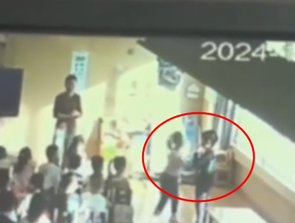 Vụ việc này đặt ra nhiều câu hỏi về chất lượng giáo dục mầm non và vai trò của nhà trường trong việc bảo vệ trẻ em. Liệu việc sa thải giáo viên có đủ để khắc phục hậu quả?