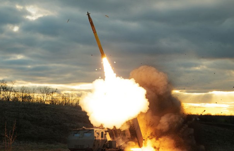 Bộ chỉ huy Quân đội Ukraine buộc phải hạn chế mạnh việc sử dụng tên lửa tầm xa ATACMS để tấn công vào lãnh thổ Nga do nguồn dự trữ loại tên lửa này cạn kiệt. Tờ The New York Times (NYT) dẫn lời các quan chức Mỹ cho biết. Ảnh: Getty Images.