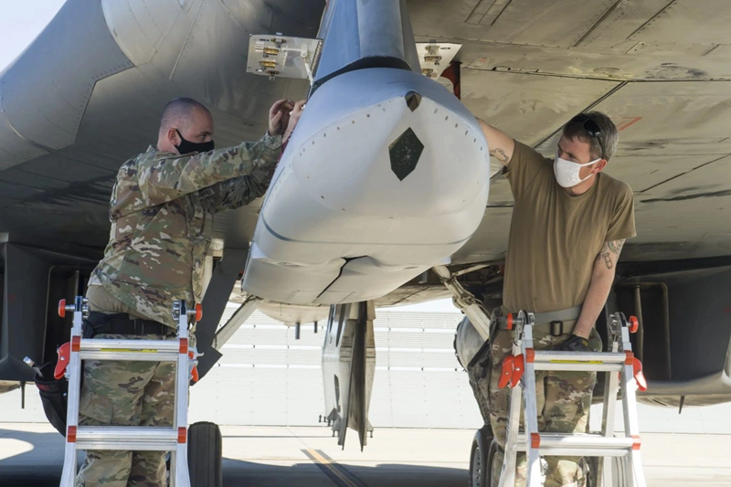 Ban đầu, Mỹ kiên quyết bác bỏ khả năng chuyển giao tên lửa JASSM, nhưng sau đó, Cố vấn An ninh Quốc gia Jake Sullivan đã phát biểu rằng “vấn đề đang được xem xét”. Sự thay đổi đột ngột này xảy ra sau khi một phái đoàn nghị sĩ Ukraine đến Washington vào tháng 7. Ảnh minh họa: Military.