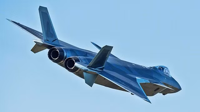 Điều đáng chú ý là J-20 có nhiều điểm tương đồng với F-35. Câu hỏi đặt ra là: “Liệu đây có phải một sự trùng hợp?” vẫn chưa có lời giải đáp. Các gián điệp Trung Quốc được cho là đã đánh cắp thông tin kỹ thuật liên quan đến tiêm kích F-35 và đưa vào để phát triển J-20.