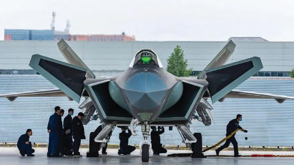 J-20 được thiết kế để sánh ngang với F-35 Lightning II Joint Strike Fighter của Mỹ. F-35 nổi tiếng là một máy bay chiến đấu thế hệ thứ năm được trang bị khả năng tàng hình tiên tiến. Ngoài công nghệ tàng hình, F-35 còn được biết đến với khả năng hợp nhất và kết nối dữ liệu, cho phép nhận thức tình huống vượt trội.