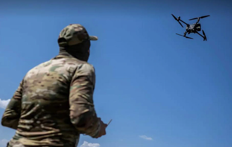 92% các loại vũ khí không đối đất tầm xa mà Quân đội Nga sử dụng trong ba tháng qua đều là máy bay không người lái và mục tiêu giả. Những mồi nhử này được thiết kế nhằm làm suy kiệt khả năng phòng không của Ukraine, buộc quân đội Kiev phải sử dụng trực thăng thay vì hệ thống phòng không. Ảnh: Reuters.