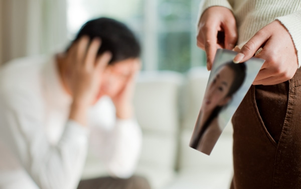 Tòa án cũng giải thích thêm, số tiền 1,2 triệu nhân dân tệ mà cô Thạch đưa cho cô Dương thực chất là tài sản chung của vợ chồng anh Hàn. Vì thế, việc cô Thạch đòi lại số tiền này là không có căn cứ.