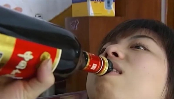 Theo truyền thông đăng tải, vào thời điểm sự việc nổi lên, cô gái cao thủ uống rượu này tên Lưu Tĩnh, hơn 20 tuổi, sống tại một ngôi làng nhỏ ở Trường Sa, Hồ Nam, Trung Quốc. Câu chuyện "nghìn chén không say" của cô nhanh chóng thu hút báo giới địa phương.