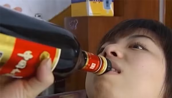 Theo truyền thông đăng tải, vào thời điểm sự việc nổi lên, cô gái cao thủ uống rượu này tên Lưu Tĩnh, hơn 20 tuổi, sống tại một ngôi làng nhỏ ở Trường Sa, Hồ Nam, Trung Quốc. Câu chuyện "nghìn chén không say" của cô nhanh chóng thu hút báo giới địa phương.