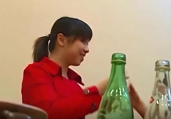 Nhiều người đàn ông nghe danh tiếng của cô gái đã vượt hàng ngàn dặm để đến so tài nhưng cuối cùng họ đều say lảo đảo còn cô vẫn điềm nhiên, không hề hấn gì. Uống rượu với cô giống như uống nước, khiến những người xung quanh ngạc nhiên. Chính cô cũng cảm thấy kỳ lạ và cuối cùng cùng khi đến bệnh viện, các bác sĩ đã tìm ra nguyên nhân.